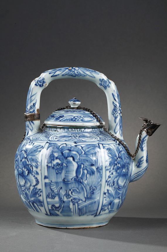 Chinese Blue and White ewer for wine Kraakporselein | MasterArt